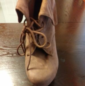 Camel lace up ankle booties EUC